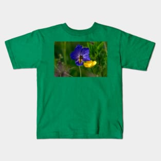 Cranesbill, buttercup and hoverfly Kids T-Shirt